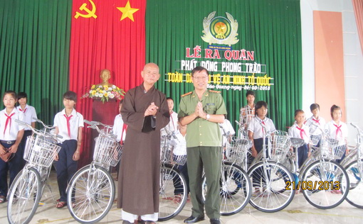 Đại tá Phan Văn Cầm, cùng Trụ trì chùa Bảo Sơn Sư Thích Huệ Tâm trao tặng xe đạp cho các học sinh nghèo, học giỏi.