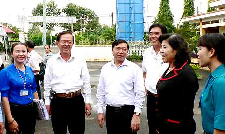 Các thành viên đoàn kiểm tra trao đổi với lãnh đạo xã Xuân Định và huyện Xuân Lộc.