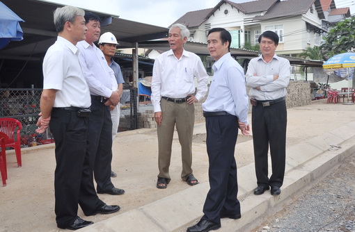 Đồng chí Lê Hồng Phương (đứng giữa) cùng lãnh đạo TP Biên Hòa kiểm tra tiến độ thi công đường Đặng Văn Trơn