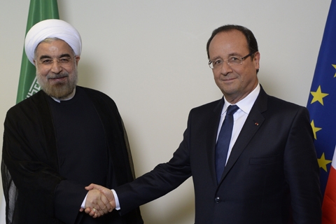 Tổng thống Pháp Francois Hollande (phải) gặp Tổng thống Iran Hassan Rouhani bên lề phiên họp tòan thể thường niên lần thứ 68 của Đại Hội đồng Liên hợp quốc tại New York, Hoa Kỳ. Ảnh: AFP-TTXVN