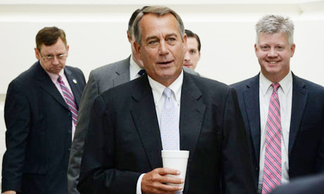Chủ tịch Hạ viện Mỹ John Boehner trước cuộc thảo lận với các thành viên đảng Cộng hỏa trước khi bỏ phiếu thông qua dự luật ngân sách tạm thời