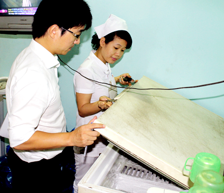 Kiểm tra quy trình bảo quản vaccine tại Phòng khám đa khoa Long Bình.