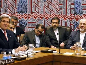 Ngoại trưởng Mỹ John Kerry và người đồng nhiệm Iran Mohammad Javad Zarif (phải) trong cuộc họp ở trụ sở Liên Hiệp Quốc ngày 26/9. (Nguồn: Reuters)
