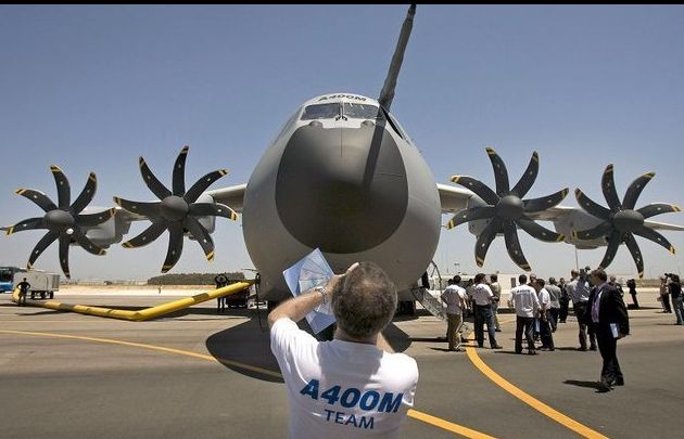 Chiếc A400M đầu tiên của Airbus được xuất xưởng hôm 30/9.