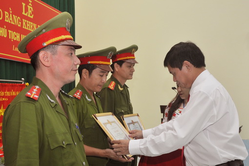 Phó trưởng Ban thi đua khen thưởng tỉnh Nguyễn Tiến Dũng trao bằng khen cho 3 cán bộ công an huyện Long Thành