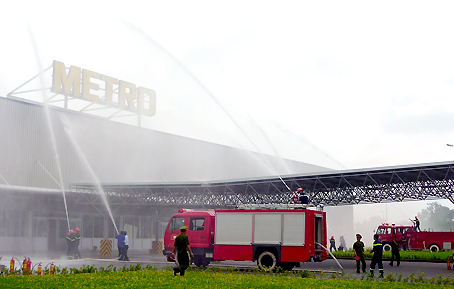 Diễn tập phòng cháy, chữa cháy tại Trung tâm thương mại Metro (TP.Biên Hòa).
