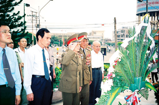 Đại tướng Võ Nguyên Giáp viếng tượng đài chiến thắng sân bay Biên Hòa.