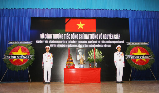 Bàn thờ Đại tướng Võ Nguyên Giáp