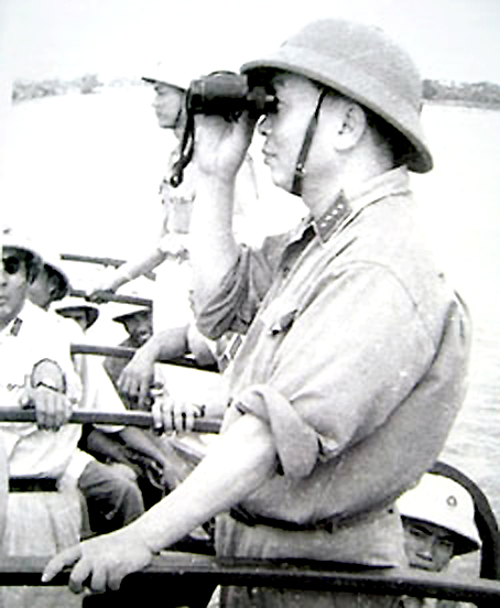 Đại tướng Võ Nguyên Giáp quan sát Bộ đội hải quân diễn tập năm 1964. (Ảnh: Tư liệu)