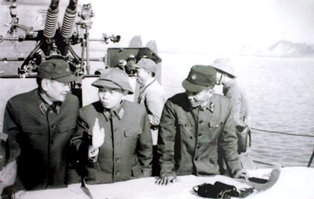 Đại tướng Võ Nguyên Giáp (giữa) trên một con tàu hải quân tháng 3-1973. (Ảnh tư liệu)