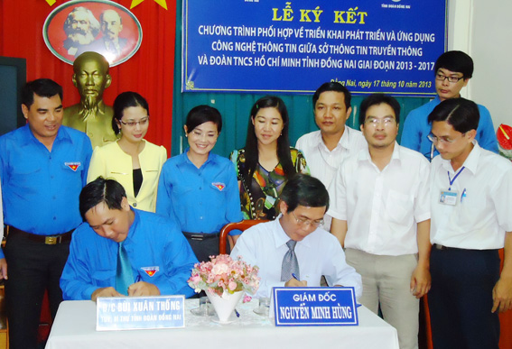  Bí thư Tỉnh đoàn Bùi Xuân Thống và Giám đốc Sở Thông tin truyền thông Nguyễn Minh Hùng ký kết chương trình phối hợp.