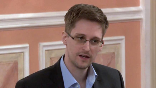 Edward Snowden khẳng định không mang theo bất kỳ tài liệu mật nào đến Nga. Ảnh: AP