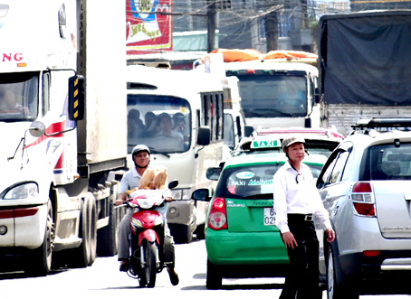 1. Ngã ba Tân Biên trên quốc lộ 1 có mật độ giao thông cao, thường xuyên xảy ra tình trạng người đi xe máy, người đi bộ bị kẹp giữa dòng ô tô các loại, rất dễ xảy ra tai nạn.