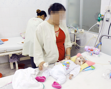 Một trẻ bị bệnh được chăm sóc tại Bệnh viện nhi đồng Đồng Nai.
