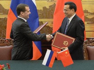 Thủ tướng Trung Quốc Lý Khắc Cường (phải) và Thủ tướng Nga Dmitry Medvedev. (Nguồn: AFP/TTXVN)