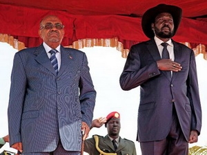 Tổng thống Sudan Omar al-Bashir (T) đứng cạnh Tổng thống Nam Sudan Salva Kiir Mayardit tại buổi lễ chào đón ông tại sân bay Juba ngày 22/10.