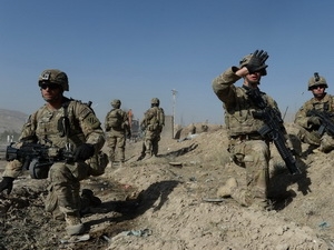Binh sỹ Mỹ điều tra tại hiện trường vụ đánh bom khủng bố ở Maidan Shar, Afghanistan. (Nguồn: AFP/TTXVN)