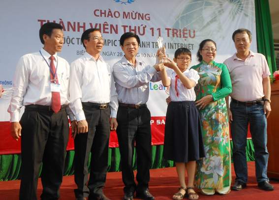 Ban tổ chức cuộc thi trao cúp thành viên thứ 11 triệu cho em Vũ Thị Huyền Diệu