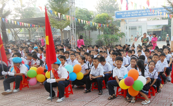 Học sinh của trường háo hức tham dự buổi lễ
