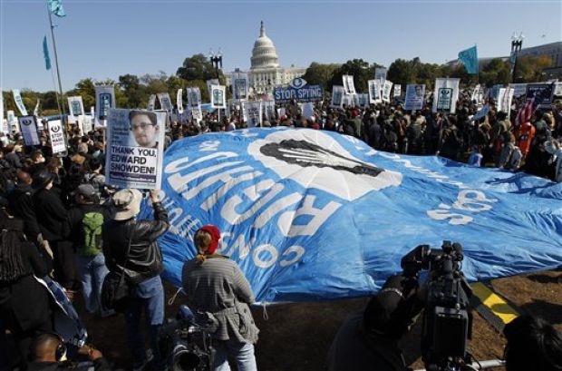 Người biểu tình với các biểu ngữ phản đối chương trình do thám bí mật của Cơ quan An ninh Quốc gia Mỹ (NSA) tại Washington ngày 26-10.