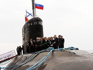 Thủ tướng Nguyễn Tấn Dũng thị sát tàu ngầm Hà Nội trong chuyến thăm Nga tháng 5/2013 (Ảnh:TTXVN)