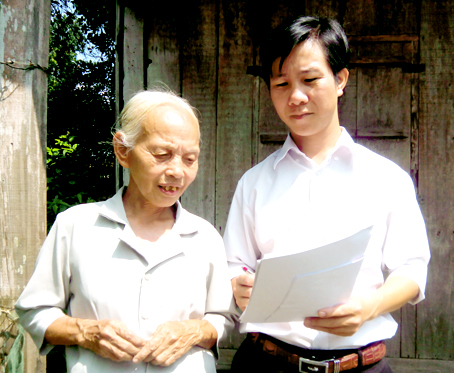 Ông Võ Quang Tự tiếp tục giúp bà Trần Thị Mạy củng cố chứng cứ cho lần xét xử sắp tới.