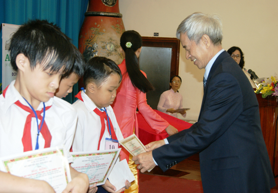 Đại diện Công ty cổ phần Amata Việt Nam (đơn vị tài trợ chính) trao học bổng cho học sinh khuyết tật