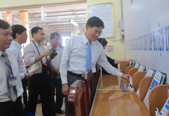 Phó Chủ tịch UBND tỉnh Trần Văn Vĩnh thăm quan văn phòng.