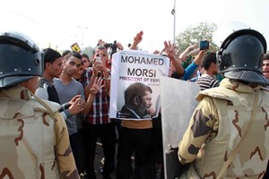  Sinh viên biểu tình bên ngoài trường đại học al-Azhar ở Cairo đòi phục chức cho Tổng thống bị phế truất Morsi. (Nguồn: AFP/TTXVN)