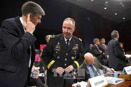 Giám đốc Cơ quan an ninh quốc gia (NSA) Mỹ Keith Alexander (giữa) điều trần trước Ủy ban tình báo Hạ viện Mỹ về vấn đề nghe lén (AFP/TTXVN)