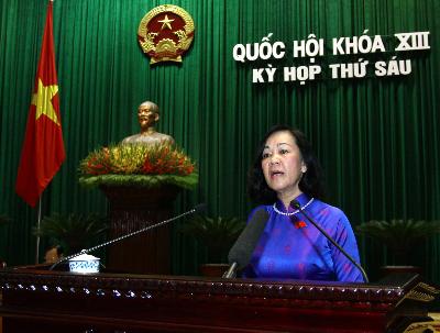Chủ nhiệm Ủy ban về các vấn đề xã hội của Quốc hội Trương Thị Mai trình bày Báo cáo về kết quả giám sát việc thực hiện chính sách, pháp luật về bảo hiểm y tế giai đoạn 2009-2012