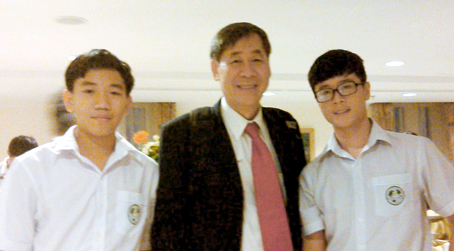 Đăng Quang (phải), Minh Triết (trái) chụp hình cùng đại diện Ban tổ chức cuộc thi