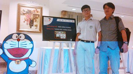 Trần Đăng Quang và chú bên sản phẩm Robot Thùng rác thông minh