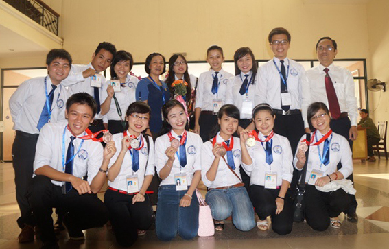Các thành viên trong đoàn đoạt huy chương tại hội thi 