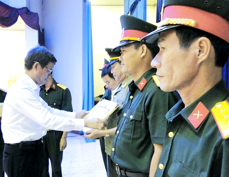 Chủ tịch UBND tỉnh Đinh Quốc Thái trao bằng khen cho các tập thể, cá nhân. Ảnh: Huyền Linh