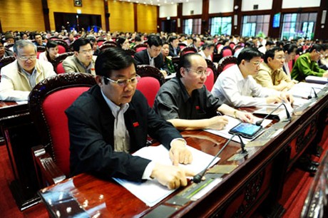Đại biểu Quốc hội bấm nút biểu quyết thông qua Nghị quyết về Kế hoạch phát triển kinh tế-xã hội năm 2014.