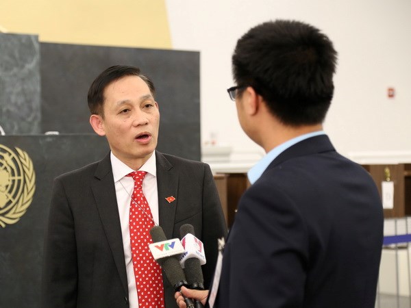 Đại sứ Lê Hoài Trung trả lời phỏng vấn TTXVN, Đài Truyền hình Việt Nam và báo chí quốc tế. (Ảnh: Vietnam+)