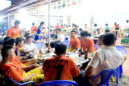 Một góc ẩm thực sôi động trên đường Võ Thị Sáu, TP. Biên Hòa.