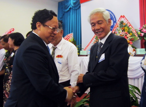 Ông Vũ Xuân Hồng, Chủ tịch Liên hiệp các tổ chức hữu nghị Việt Nam chúc mừng đồng chí Lê Hồng Phương.