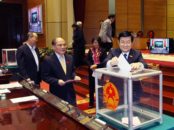 Chủ tịch nước Trương Tấn Sang, Chủ tịch Quốc hội Nguyễn Sinh Hùng và các đại biểu Quốc hội bỏ phiếu bầu. (Ảnh: Nguyễn Dân/TTXVN)