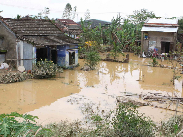 Nhiều nhà dân ở Hòa Vang, Đà Nẵng vẫn ngập trong nước. (Ảnh: Trần Lê Lâm/TTXVN)