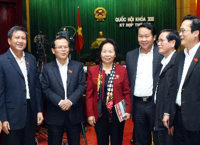 Phó Chủ tịch nước Nguyễn Thị Doan trao đổi với các đại biểu Quốc hội trong giờ giải lao
