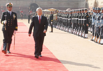 Tổng Bí thư Nguyễn Phú Trọng duyệt đội danh dự tại lễ đón. Ảnh: TTXVN