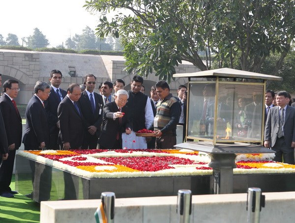 Tổng Bí thư Nguyễn Phú Trọng đến đặt vòng hoa và thăm Khu tưởng niệm Mahatma Gandhi tại thủ đô New Delhi, sáng 20/11. Ảnh: TTXVN