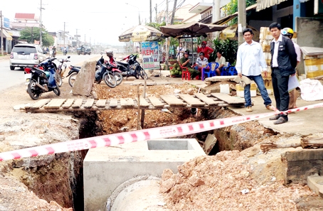 Hố ga trước Trại hòm Quách Thành đang thi công dở dang.