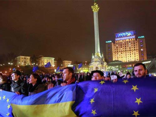 Phe đối lập ở Ukraine phản đối hành động đình chỉ kế hoạch ký kết thỏa thuận với Liên hiệp châu Âu đêm 21-11 Ảnh: REUTERS 