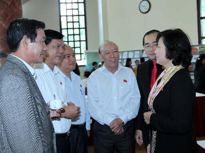 Phó Chủ tịch Quốc hội Nguyễn Thị Kim Ngân với các đại biểu quốc hội trong giờ giải lao