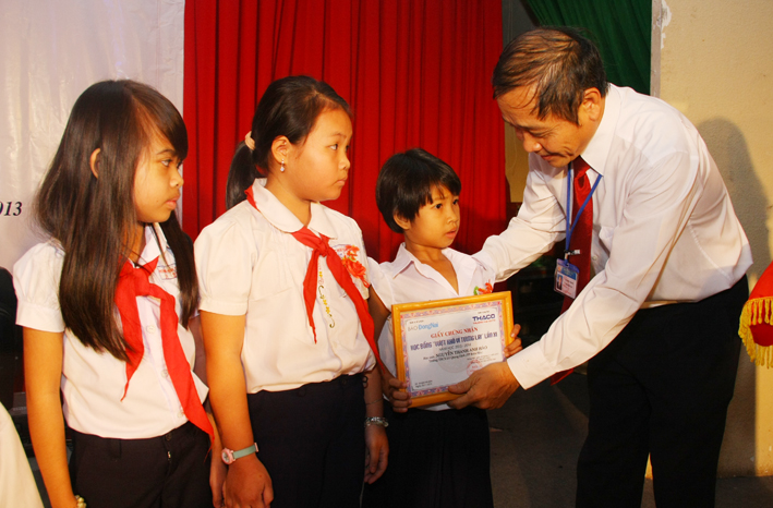  ông Trần Huy Thanh, Tổng biên tập Báo Đồng Nai trao học bổng cho các em học sinh