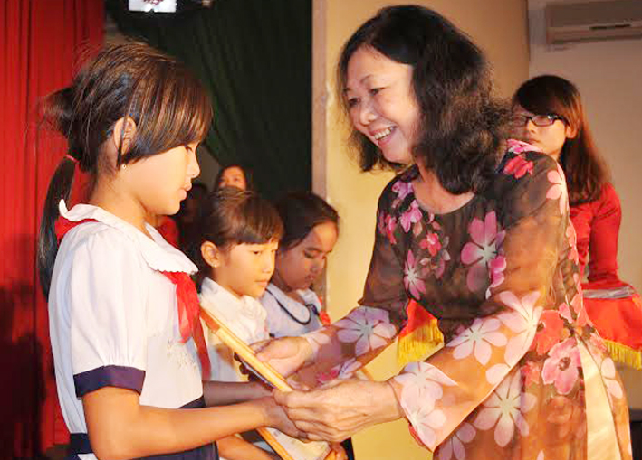 Bà Lê Trần Thiên Lý, Phó chủ tịch Hội khuyến học tỉnh trao học bổng cho các em học sinh