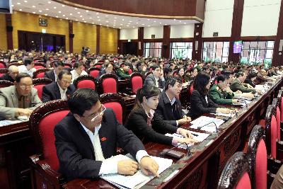 Đại biểu Quốc hội bấm nút biểu quyết thông qua Nghị quyết về phát hành bổ sung và phân bổ vốn trái phiếu Chính phủ giai đoạn 2014-2016